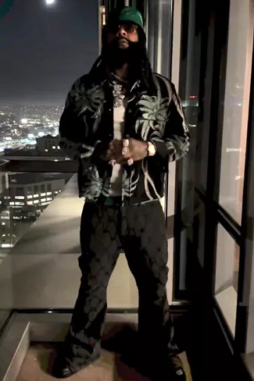 Ceinture Louis Vuitton Monogram LV Initiales Verte portée par Money Man sur le compte Instagram @moneyman_head