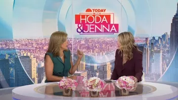 Cinq a Sept Padma Vestido de cuello pronunciado en verde ónix usado por Hoda Kotb como se ve en Today el 11 de septiembre de 2024