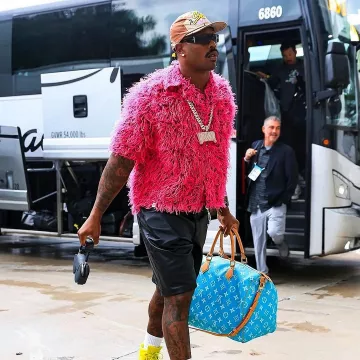 Charles Jeffrey Loverboy Hot Pink Shaggy Vacation Shirt usado por Von Miller en la cuenta de Instagram @blitzfits