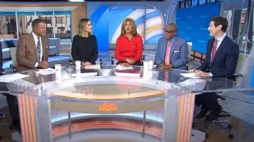Blusa de seda con cuello corbata Nili Lotan Monet usada por Savannah Guthrie como se ve en Today el 13 de septiembre de 2024