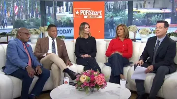 Alice + Olivia Trish Vaqueros holgados adornados usados por Savannah Guthrie como se ve en Today el 13 de septiembre de 2024
