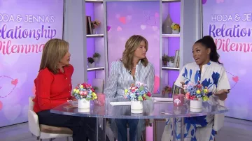 Natori Andora Robe mi-longue plissée en popeline à imprimé floral portée par Devyn Simone, comme on le voit dans Today with Hoda & Jenna le 13 septembre 2024