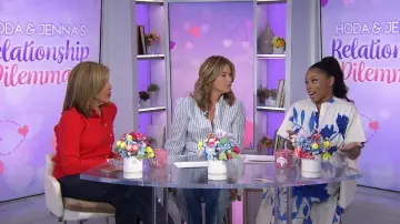 Natori Andora Robe mi-longue plissée en popeline à imprimé floral portée par Devyn Simone, comme on le voit dans Today with Hoda & Jenna le 13 septembre 2024