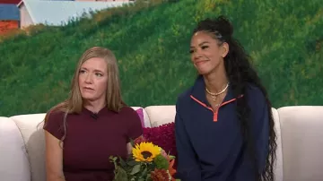 Chaqueta Peloton 1/4 Zip Run en azul marino profundo usada por Kirsten Ferguson como se vio en Today with Hoda & Jenna el 13 de septiembre de 2024