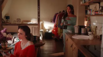 Vestido midi de punto acanalado con hombros descubiertos de Mindy Chen (Ashley Park) como se ve en Emily in Paris (T04E08)