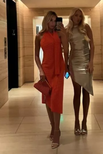 Octobuddy Silicone Suction Phone Case Adhesive Mount worn by Alix Earle on her Instagram Story on September 15, 2024