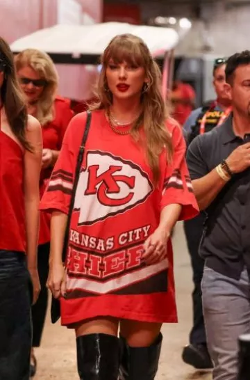 Taylor Swift usa una camiseta vintage de los Kanas City Chiefs de 1996 para el partido de la NFL Kansas City Chiefs vs Cincinnati Bengals el 15 de septiembre de 2024
