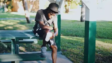 Jordan 4 Retro Paris Olympics portée par Quando Rondo dans Quando Rondo - 16hunnit [Vidéo officielle]