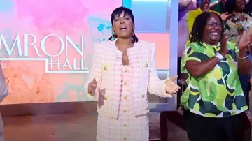 Mini-robe Miami rose et jaune Balmain portée par Tamron Hall telle qu’elle a été vue lors du spectacle de Tamron Hall le 5 septembre 2024