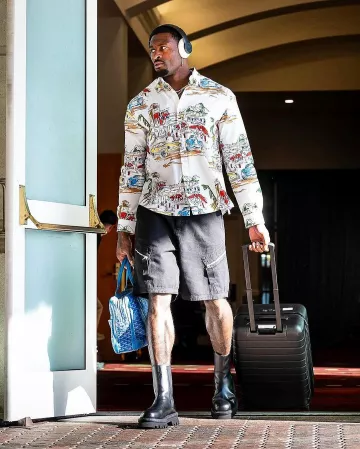 Chemise Jacquemus White Capri Cars Print Simon portée par DK Metcalf sur le compte Instagram @blitzfits