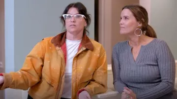 Carhartt Vintage Cropped Carhartt Jacket portée par Lyndsay Lamb comme on le voit dans Unsellable Houses (S05E02)