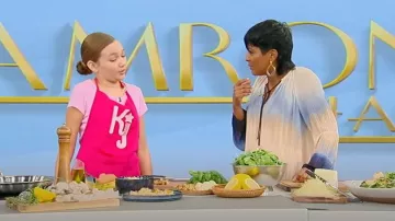 Mini-robe Simkhai Adasia Ombre Plisse portée par Tamron Hall telle qu’elle a été vue lors du spectacle de Tamron Hall le 11 septembre 2024