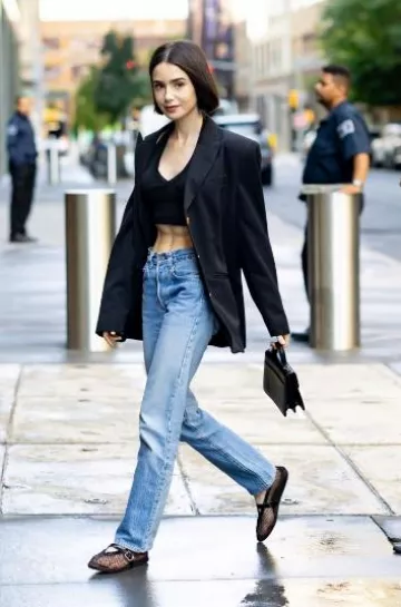 Bailarinas Alaïa usadas por Lily Collins en Nueva York el 16 de septiembre de 2024