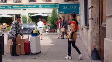 Zapatillas Salomon blancas y beige XT-4 OG usadas por Emily Cooper (Lily Collins) como se ve en Emily in Paris (S04E09)