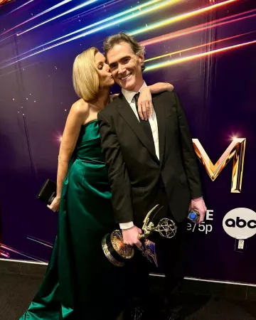 Roger Vivier Soft Flower Strass Buckle Clutch portée par Naomi Watts aux Emmy Awards le 15 septembre 2024