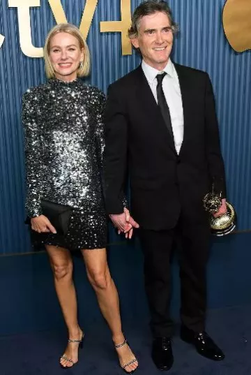 Boucles d’oreilles Harry Winston Diamond Links portées par Naomi Watts à Apple TV + Primetime Emmy Party le 15 septembre 2024