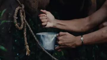 Inoxtag wears a handcuffed bracelet of Din Vanh in its documentary Kaizen: 1 year to climb Everest!