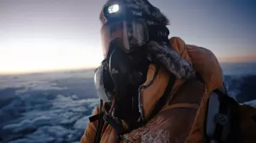 Inoxtag utilise une lampe frontale Petzl dans son documentaire Kaizen : 1 an pour gravir l'Everest !