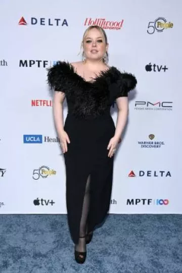 Robe midi en plumes David Koma portée par Nicola Coughlan lors de la soirée avant les Emmys de Mptf le 14 septembre 2024