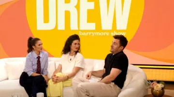 Camisa perfecta sin planchar de Talbots en raya de ensueño usada por Drew Barrymore como se vio en The Drew Barrymore Show el 16 de septiembre de 2024