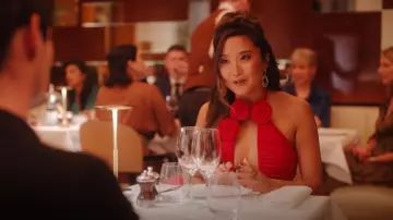 Magda Butrym Minivestido Strapless Plunge en Rojo usado por Mindy Chen (Ashley Park) como se ve en Emily in Paris (S04E09)