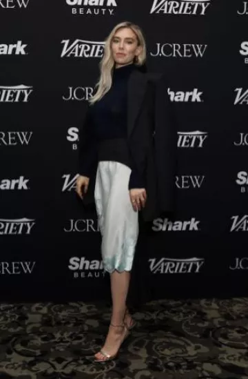 Falda Habutai de seda bordada de Prada usada por Vanessa Kirby en Eden Press en el Festival de Cine de Toronto el 7 de septiembre de 2024