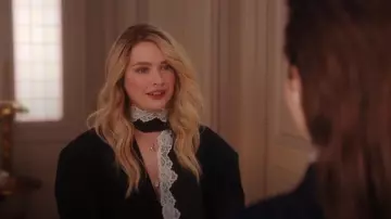 Vaillant Écharpe Blazer oversize porté par Camille (Camille Razat) vu dans Emily in Paris (S04E09)