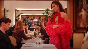 Selezza London Carmel Tulle Manteau porté par Mindy Chen (Ashley Park) comme on le voit dans Emily in Paris (S04E09)