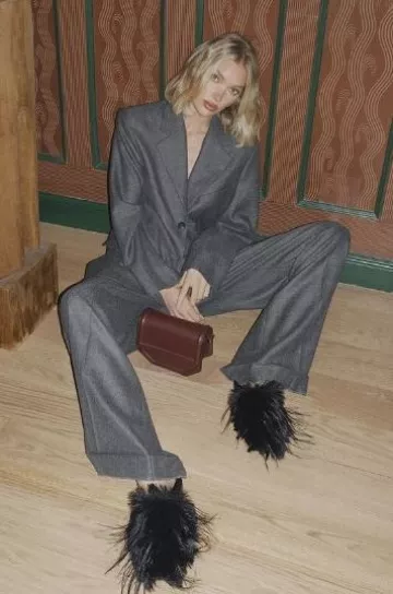 H&M Fluffy Mules usadas por Elsa Hosk en su historia de Instagram el 14 de septiembre de 2024