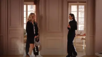 Publié par Stone Cloud Medium porté par Camille (Camille Razat) vu dans Emily in Paris (S04E09)