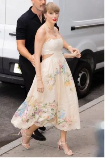 Vestido midi de lino floral festoneado de Zimmermann Halliday usado por Taylor Swift en la boda de Karen Elson y Lee Foster el 7 de septiembre de 2024