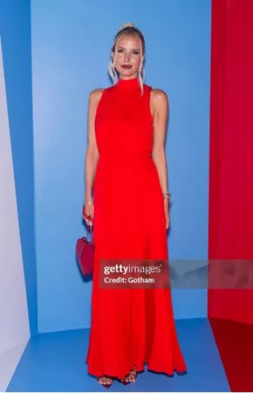 Bolso bandolera pequeño de piel Alaia Caur usado por Leonie Hanne en la presentación de Alice + Olivia by Stacey Bendet el 7 de septiembre de 2024