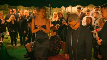 Rebecca Minkoff Edie Date Night Bag porté par Eve Stripling (Meredith Hagner) comme on le voit dans Bad Monkey (S01E01)