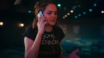 Stars de l’écran Vintage des années 80 John Lennon Rock & Roll You Should’a Been There T-Shirt Les Beatles portés par Caitlin (Charlotte Lawrence) comme on le voit dans Bad Monkey (S01E02)