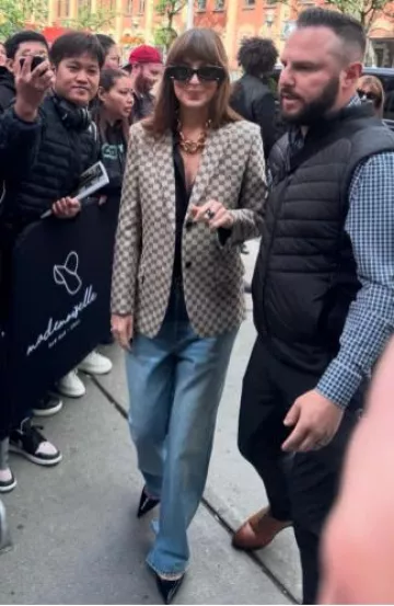 Chaqueta de lona Gucci Gg usada por Dakota Johnson en Loser Baby Press en el Festival de Cine de Toronto el 7 de septiembre de 2024