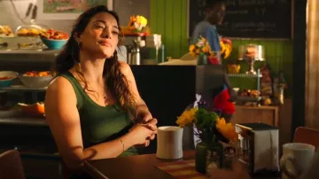Camiseta sin mangas con cuello redondo de Zara usada por la Dra. Rosa Campesino (Natalie Martinez) como se ve en Bad Monkey (T01E03)