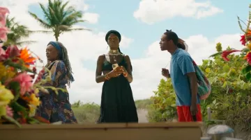 Robe Simkhai Liz portée par Dragon Queen (Jodie Turner-Smith) comme on le voit dans Bad Monkey (S01E03)