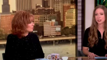 Cárdigan de mezcla de lana adornado con cristales Kobi Halperin Lois usado por Joy Behar visto en The View el 12 de septiembre de 2024