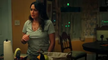 Rag & Bone The Slub Tee usada por la Dra. Rosa Campesino (Natalie Martinez) como se ve en Bad Monkey (S01E05)