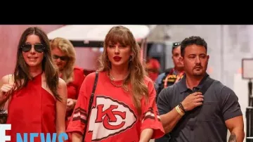 Taylor Swift porte un t-shirt vintage oversize des Kansas City Chiefs pour soutenir Travis Kelce après sa victoire historique aux MTV VMA le 15 septembre 2024