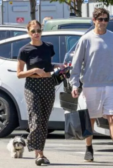 Lunettes de soleil Celine Gold Triomphe Metal portées par Ashley Benson Shopping à Studio City le 16 septembre 2024