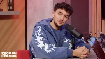 Inoxtag porte un sweatshirt à capuche à zip bleu de la marque Davril Supply dans la vidéo YouTube Inox­tag, Le Shō­nen d'un Pe­tit Pro­dige de You­Tube - Zack en Roue Libre avec Inox­tag