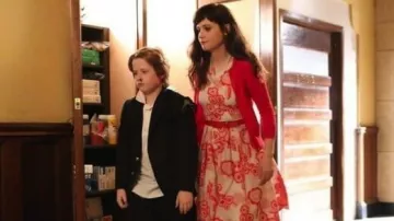 Robes de la série télévisée New Girl : Zooey Deschanel porte une robe à imprimé floral rouge et blanc Modcloth pour jouer Jess Day dans la saison 3, épisode 11