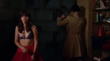 Vestuario de la nueva serie de televisión para chicas: Zooey Deschanel usa el sujetador morado Demi Lace de Victoria's Secret Dream Angels para interpretar a Jess Day en el episodio 15 de la temporada 2