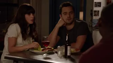 Atuendos de la serie de televisión New Girl: Jess Day (Zooey Deschanel) usa Karen Spade New York White Helen Top en la temporada 3, episodio 4