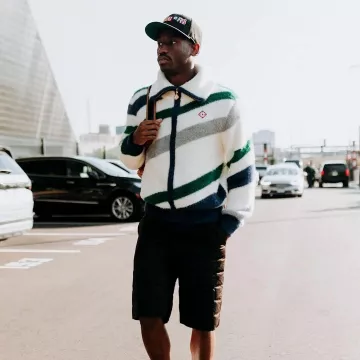 Cárdigan con cremallera y rayas diagonales blanco, azul marino y verde de Casablanca usado por Jordan Addison en la cuenta de Instagram @blitzfits