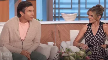 La tienda para hombre en Bloomingdales Suéter de cuello alto con cremallera completa texturizado de lana y cachemira usado por Jerry O'Connell como se ve en The Talk el 12 de septiembre de 2024