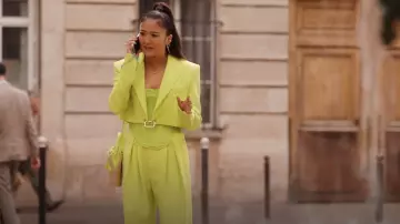 Roger Vivier Viv' Skate Strass Buckle Mini Bucket Bag In Raffia porté par Mindy Chen (Ashley Park) comme on le voit dans Emily in Paris (S04E10)