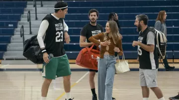 Nadie quiere estos atuendos: Adam Brody sostiene la bolsa de deporte Under Armour Red Duffle para interpretar a Noah en la temporada 1