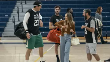 Nadie quiere estos atuendos: Adam Brody sostiene la bolsa de deporte Under Armour Red Duffle para interpretar a Noah en la temporada 1